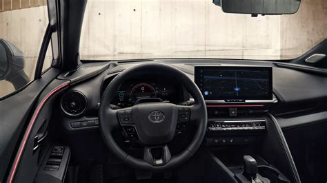 Toyota C-HR salonas su nuotaikiniu apšvietimu ir kokybiškomis medžiagomis