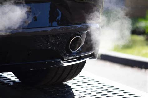Mercedes-Benz automobilio išmetimo sistemos schema su katalizatoriumi ir DPF filtru