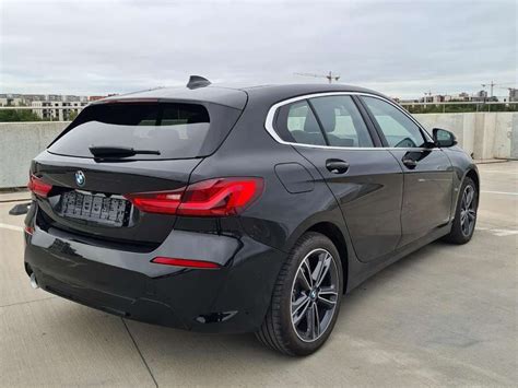 Teminis BMW 1 serijos automobilių modelių iliustracija per skirtingas kartas