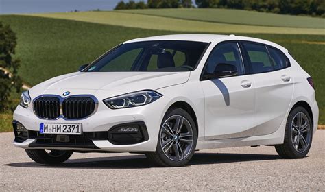 BMW 116d dinamiškai važiuojantis vingiuotu keliu