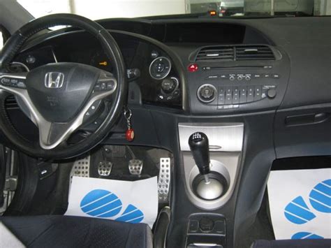 Honda Civic VIII interjero nuotrauka su futuristiniu prietaisų skydeliu
