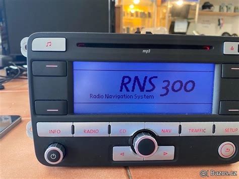Nuotrauka: senesnio modelio Ford automagnetola ir Volkswagen RNS 300
