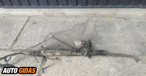 mechanikas autoservise, dirbantis su vairo kolonėle, naudojantis specializuotą įrangą