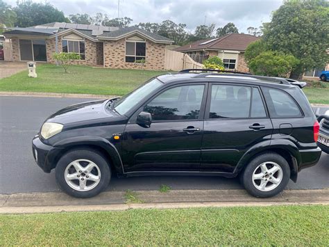 Toyota RAV4 su sumontuotu priekiniu lanku (visureigio stilius)