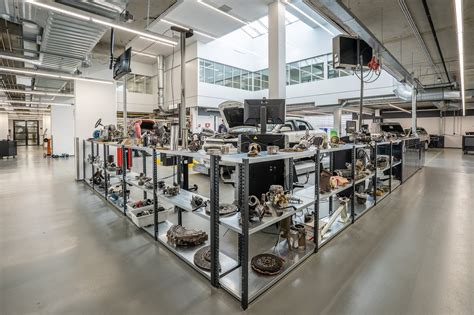 Nuotrauka, vaizduojanti automobilio detalių parduotuvės vitriną ar sandėlį