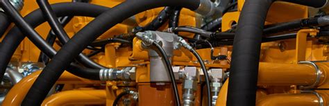 Nuotrauka, demonstruojanti hidraulinių žarnų gamybos procesą ar įrangą