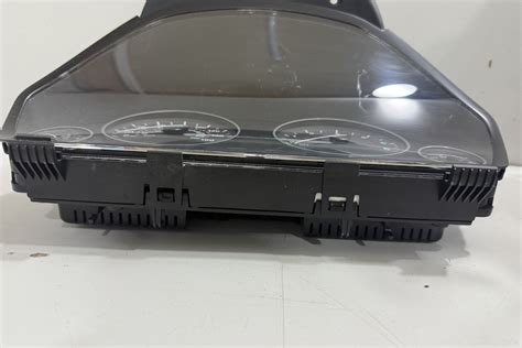 BMW prietaisų skydelis su degančia akumuliatoriaus lempute