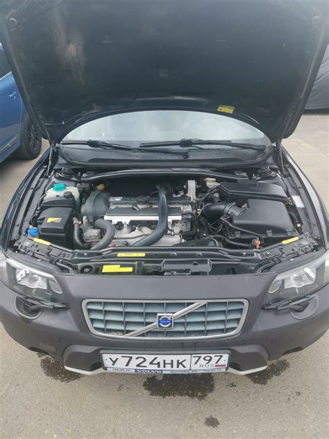 Volvo XC70 variklio skyrius su pažymėta alyvos įpylimo vieta
