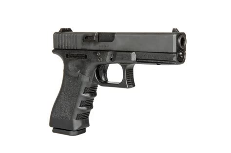 Tematinė nuotrauka: Gaston Glock su pistoletu Glock 17