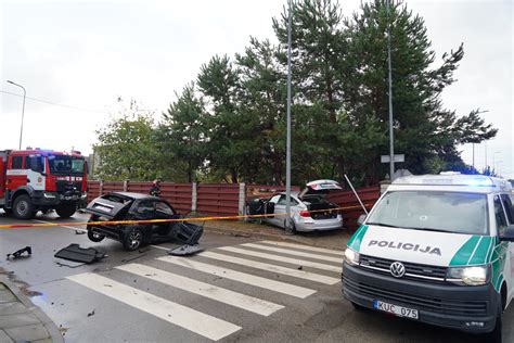Vilniaus A. Jakšto ir A. Goštauto gatvių sankryžos avarijos vieta su dirbančiais pareigūnais