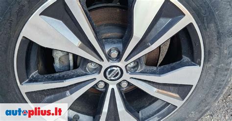 „Nissan Murano“ automobilio išorės dizaino detalės, įskaitant ratlankius ir juodą plastmasinę juostą