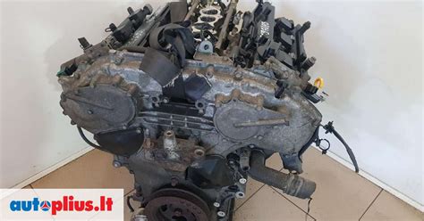 „Nissan Murano“ variklio skyriaus nuotrauka, pabrėžianti VQ35 V6 variklį
