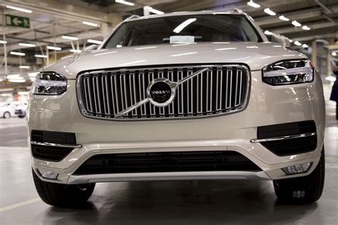 Teminė nuotrauka: senas ir naujas Volvo automobilis, iliustruojantis evoliuciją