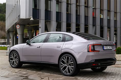 Infografika apie Volvo EX60 nuvažiuojamą atstumą ir įkrovimą