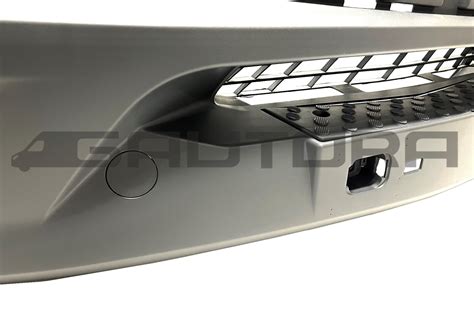 Nuotrauka su įvairiomis Octavia Scout kėbulo dalimis: sparnas, bamperis, priekinis žibintas, grotelės.