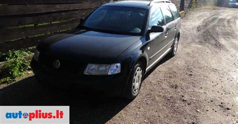 apvirtęs automobilis „Volkswagen Jetta“, pusiau paniręs į drumzliną upelio vandenį