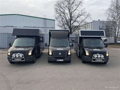 avarijos vieta su mikroautobusu Renault Master ir miškavežiu Volvo, matomos avarinės tarnybos