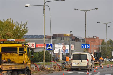 Nuotrauka, vaizduojanti sunkvežimį, sveriamą ant pramoninių svarstyklių.