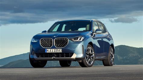 BMW X3 antros kartos modelio dizaino eskizas, demonstruojantis jo modernias linijas ir proporcijas.