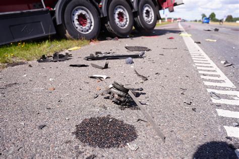 sumaitoto BMW ir sunkvežimio susidūrimo vieta, gelbėtojų darbas