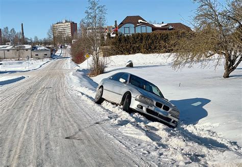 nuo kelio nuskriejęs ir apvirtęs BMW X5, gelbėtojų darbas