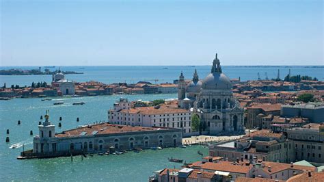Venecijos lagūnos panorama su prisiartinančiu kruiziniu laivu