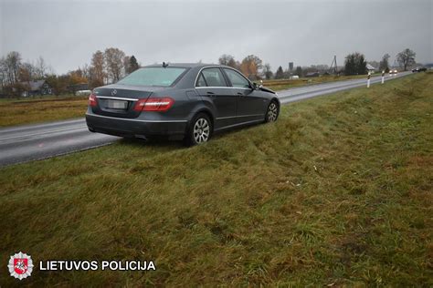 automobilis, slystantis ant apledėjusio kelio, su rodyklėmis, rodančiomis, kaip teisingai sukti vairą