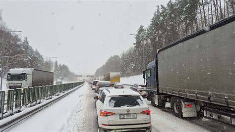 automobilis važiuojantis per snieguotus kalnų kelius