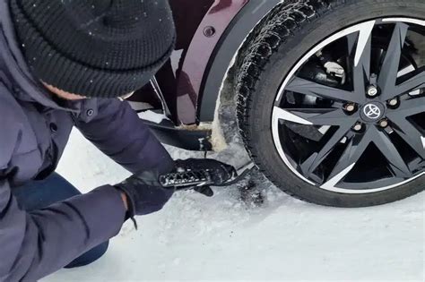 pagrindiniai daiktai, kuriuos reikėtų turėti automobilyje žiemą, išdėlioti ant sniego