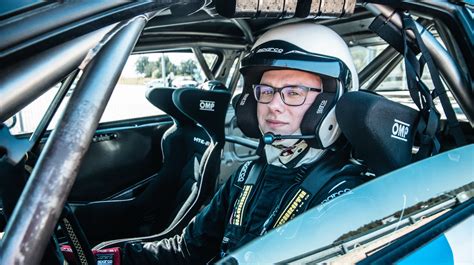 Vainius Razmislavičius dirbantis prie lenktyninio automobilio