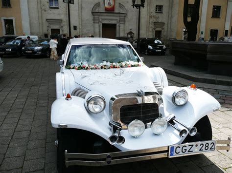 modernus limuzinas ir retro stiliaus automobiliai vestuvių šventei