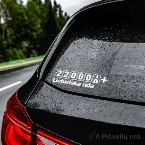 Nuotrauka: lipdukas su rekomenduojamu padangų slėgiu ant automobilio durelių angoje
