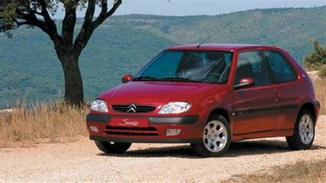 Koliažas su Citroën AX, Citroën Saxo ir Peugeot 106 automobilių modelių nuotraukomis