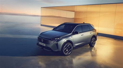 Peugeot 5008 modelių evoliucijos infografika