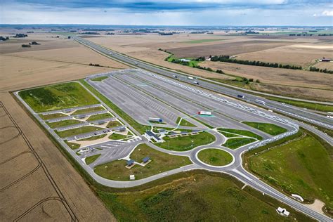 Iliustracija: Sunkvežimių stovėjimo aikštelė su apšvietimu ir apsauga