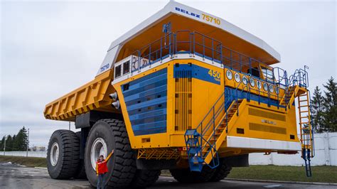Koliažas: JAV sunkvežimis, Europos sunkvežimis ir BelAZ 75710 karjero savivartis