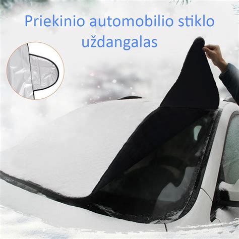 Automobilis su užklijuotais lipdukais ant priekinio stiklo