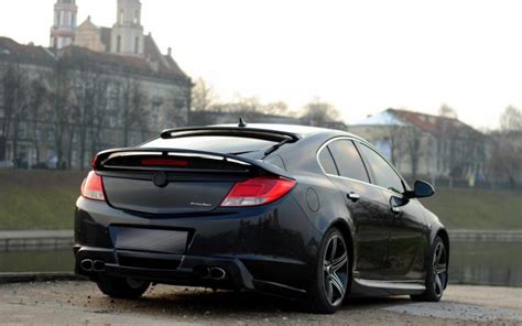 Tematinė nuotrauka: Opel Insignia automobilis kelyje