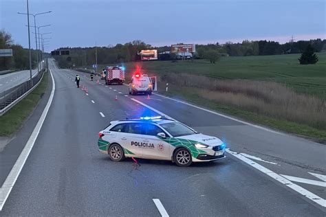 Nuvažiavęs nuo kelio ir apvirtęs automobilis Ford Explorer kelyje Krakės - Grinkiškis