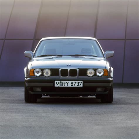 Teminė nuotrauka: automobilis BMW 5 serija su sumontuotu vilkimo kabliu