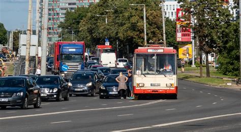 Troleibusas judrioje miesto gatvėje, su lengvaisiais automobiliais
