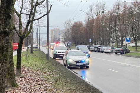 Nuotrauka iš eismo įvykio vietos Kaune, su troleibusu ir lengvuoju automobiliu