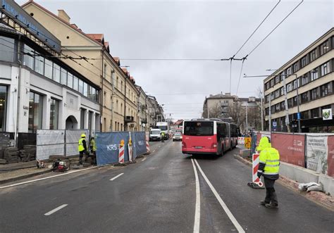 Eismo įvykio vieta Vilniaus gatvėje su susidūrusiais automobiliais ir troleibusu