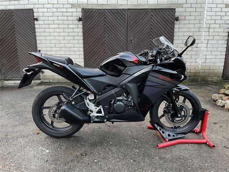 Motociklas Honda CBR 125 stovintis mieste