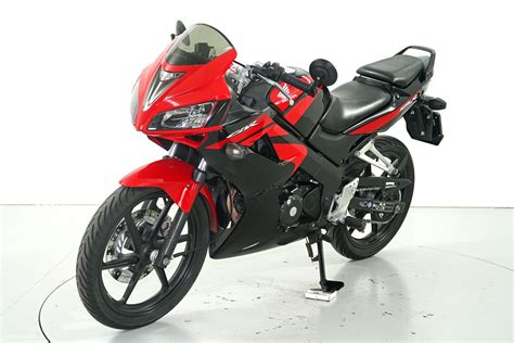Modifikuotas Honda CBR 125, perdarytas į streetfight stilių