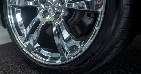 Infografika: Aliumininių ir plieninių ratlankių korozijos mechanizmų palyginimas ir apsaugos būdai