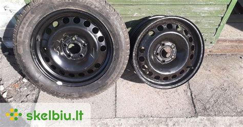 Teminė nuotrauka: Juodi plieniniai ratlankiai ant automobilio žiemos fone