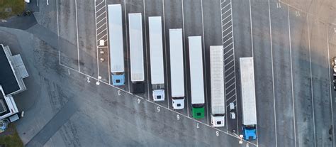 Transporto parko nuotrauka su moderniais vilkikais