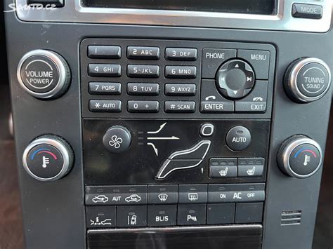 Saugumo sistemų (BLIS) ir ergonomiško Volvo V70 prietaisų skydelio schema