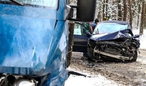 Avarijos scenos nuotrauka su susidūrusiais automobiliais